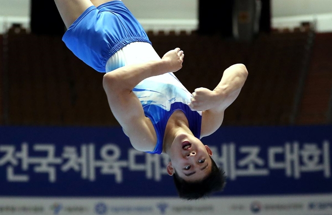 서울체육고 박승호 선수가 18일 서울 잠실실내체육관에서 열린 제100회 전국체육대회 체조대회 마루 경기에서 힘차게 도약해 연기를 선보이고 있다. 뉴스1