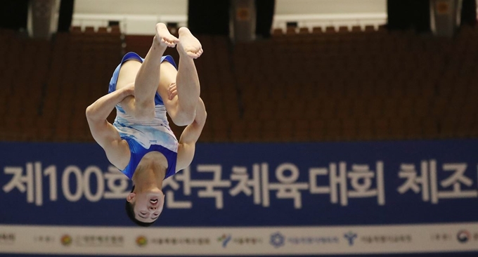 서울체육고 양우성 선수가 18일 서울 잠실실내체육관에서 열린 제100회 전국체육대회 체조대회 마루 경기에서 힘차게 도약해 연기를 선보이고 있다. 뉴스1