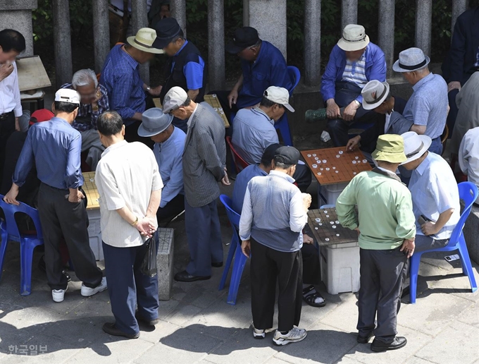 지난 6월 3일 오후 종로구 탑골공원에 노인들이 장기를 두고 있다. 홍윤기 인턴기자