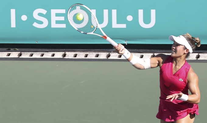 16일 오후 서울 송파구 올림픽공원 테니스코트에서 열린 여자프로테니스(WTA) 투어 KEB 하나은행 코리아오픈 단식 1차전 미국의 크리스티 안과 스위스의 티메아 바친스키의 경기. 크리스티 안이 공을 넘기고 있다. 뉴시스