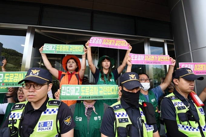 지난 16일 경북 김천시 한국도로공사 본사에서 톨게이트 요금수납원 등 노조 회원들이 이강래 도로공사 사장 면담과 직접 고용 등을 요구하며 점거 농성을 벌이고 있다. 민주노총 제공