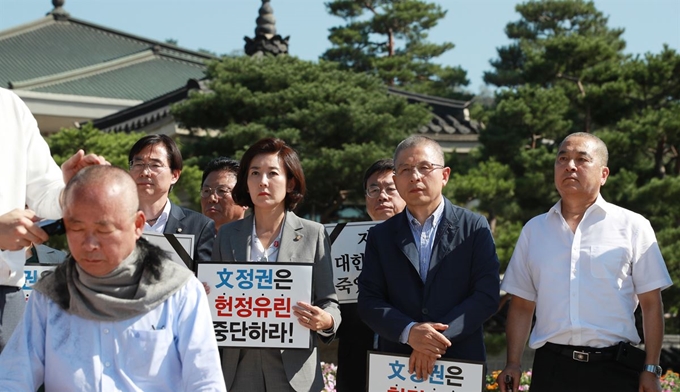 이주영(앞줄) 국회부의장이 18일 청와대 분수대 앞에서 조국 법무부 장관 사퇴를 촉구하며 삭발하고 있다. 황교안(두번째 줄 오른쪽 두번째) 자유한국당 대표와 나경원(세번째), 심재철(첫번째) 의원 등이 이 모습을 지켜보고 있다. 연합뉴스