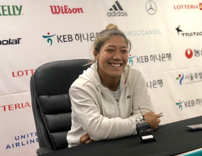 크리스티 안이 18일 서울 송파구 올림픽공원 테니스코트에서 열린 WTA 투어 코리아오픈 단식 2회전에서 승리한 뒤 기자회견에서 환하게 웃고 있다. 이승엽 기자