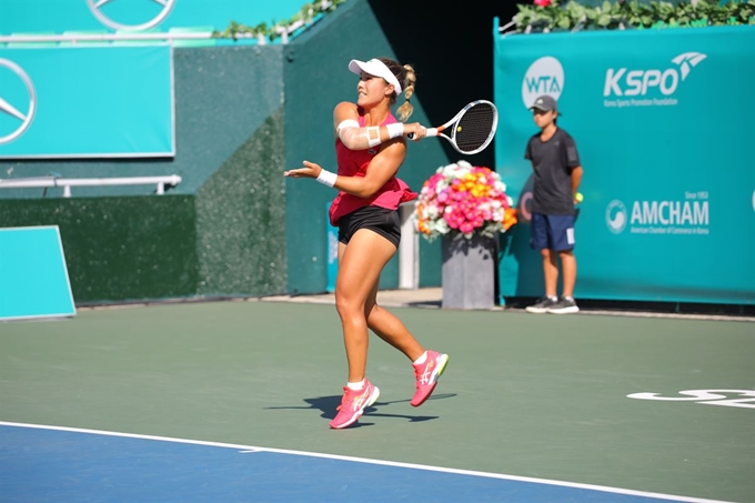 크리스티 안이 18일 서울 송파구 올림픽 공원 테니스코트에서 열린 WTA 투어 코리아오픈 단식 2회전에서 아나 보그단과 경기를 펼치고 있다. 코리아오픈 제공