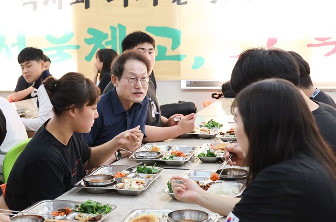 조희연 서울시교육감이 18일 서울 송파구 서울체고를 방문, 급식을 함께 먹으며 제100회 전국체육대회를 앞둔 학생 선수들을 격려하고 있다. 연합뉴스