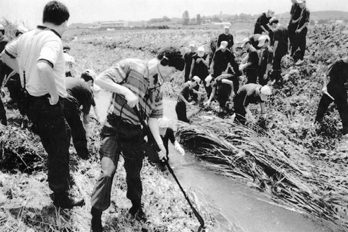 지난 1980년대 전국을 공포로 몰아넣고 우리나라 범죄사상 최악의 미제사건으로 남았던 화성연쇄살인사건의 유력 용의자가 드러났다. 18일 경기남부지방경찰청은 이 사건의 유력한 용의자로 현재 수감 중인 A(50대) 씨를 특정했다고 밝혔다. 사진은 1993년 7월 화성연쇄살인사건 현장. 연합뉴스 자료사진