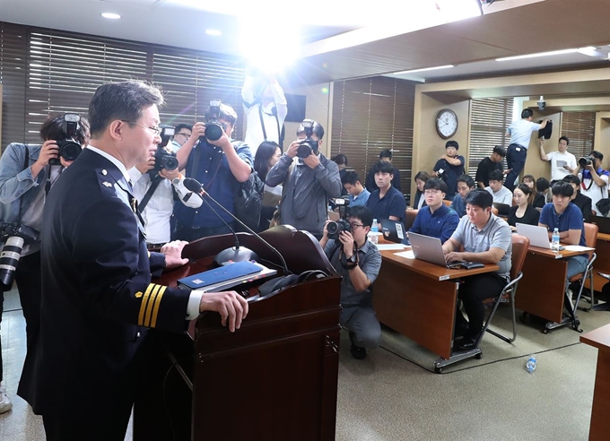 19일 오전 경기도 수원시 경기남부지방경찰청에서 반기수 화성연쇄살인사건 수사본부장이 화성연쇄살인사건 용의자 관련 브리핑을 하고 있다. 이 사건을 수사 중인 경기남부지방경찰청은 우리나라 강력범죄 사상 최악의 미제사건으로 남아있던 화성연쇄살인사건의 용의자를 30여년 만에 특정했다고 전날 밝혔다. 연합뉴스