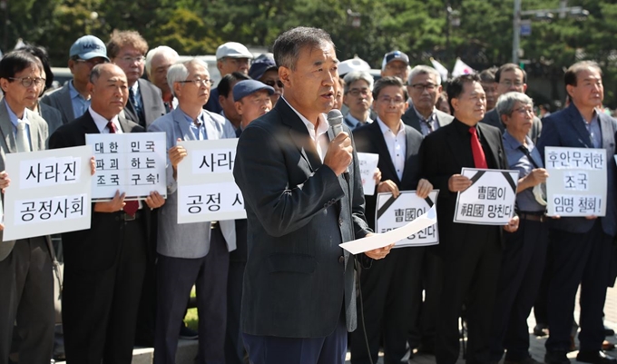 '사회정의를 바라는 전국교수 모임' 회원들이 19일 청와대 앞에서 조국 법무부 장관의 사퇴를 촉구하는 기자회견을 하고 있다. 연합뉴스