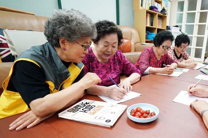 서울 동대문구 대림e편한내 경로당에서 어르신들이 치매예방 프로그램에 참여하고 있다. 동대문구 제공