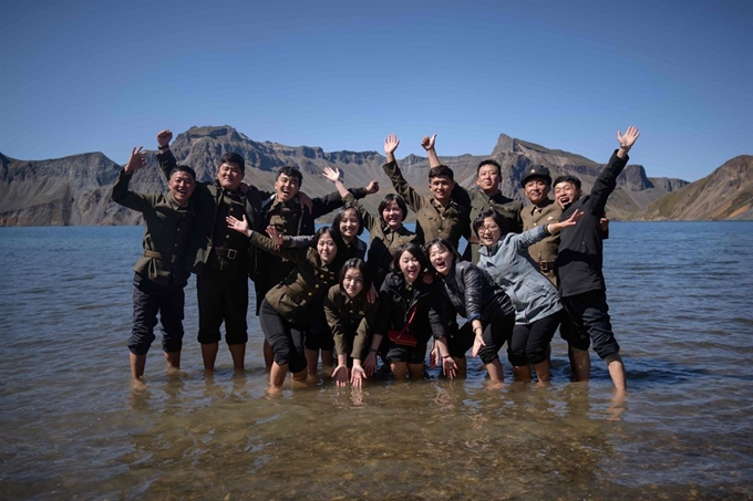 지난 11일 북한 학생들이 백두산 천지에서 사진을 찍기 위해 포즈를 취하고 있다. AFP 연합뉴스