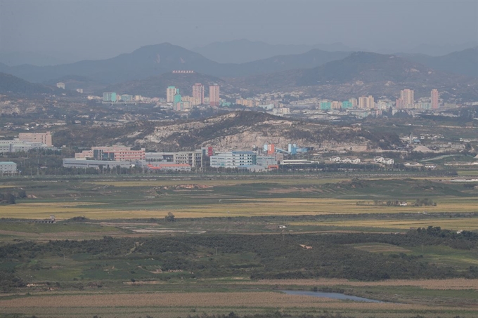 9·19 평양 공동 선언 1주년인 19일 경기 파주시 서부전선 비무장지대(DMZ) 도라전망대에서 익어가는 가을 들녘 뒤로 개성공단과 개성 시내가 보이고 있다. 연합뉴스