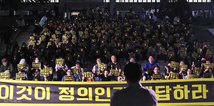 [저작권 한국일보]서울대 재학생과 졸업생 및 주민들이 19일 저녁 서울대학교 관악캠퍼스 학생회관 앞에서 조국 법무부장관의 사퇴를 촉구하는 촛불집회를 진행하고 있다. 서재훈 기자