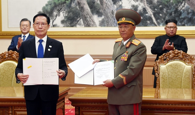 19일 오전 평양 백화원 영빈관에서 문재인 대통령과 김정은 국무위원장이 임석한 가운데 송영무 국방부 장관과 노광철 인민무력상이 판문점선언 이행을 위한 군사분야 합의문에 서명한 후 취재진을 향해 들어보이고 있다. 평양사진공동취재단