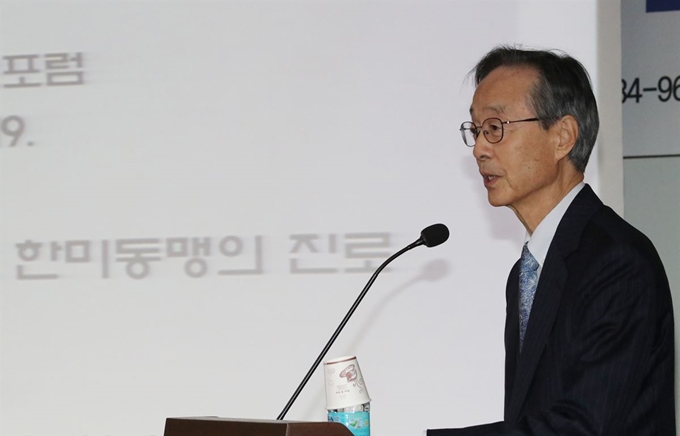 한승주 전 외교부 장관이 19일 국회 의원회관에서 '격변하는 동북아 지정학 속의 한미동맹과 그 진로'를 주제로 강연하고 있다. 연합뉴스