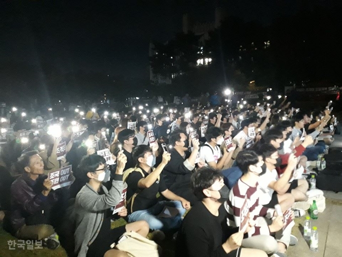 [저작권 한국일보] 19일 오후 7시쯤 고려대 안암캠퍼스에서 열린 조국 법무부 장관 사퇴 촉구 촛불집회에 참석한 고려대 재학생과 졸업생, 시민들이 구호를 외치고 있다. 손성원 기자