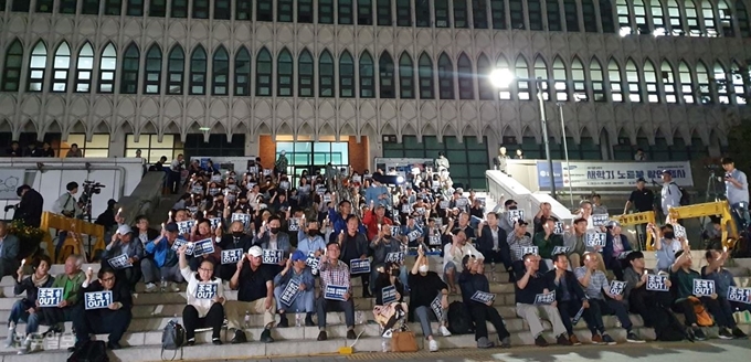 [저작권 한국일보] 19일 오후 7시 30분쯤 연세대 신촌캠퍼스에서 열린 조국 법무부 장관 사퇴 촉구 촛불집회에 참석한 연세대 졸업생과 재학생들이 구호를 외치고 있다. 최은서 기자