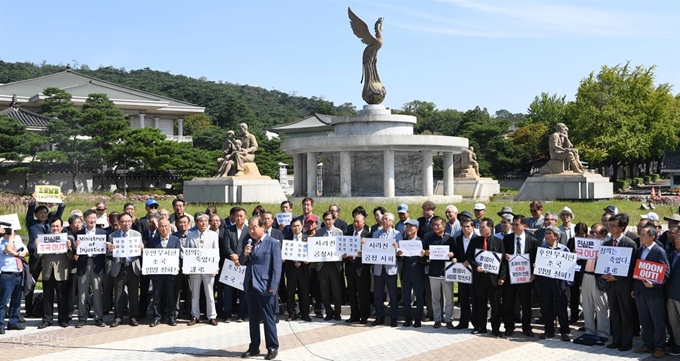 사회정의를 바라는 전국교수모임(정교모) 회원들이 19일 오전 서울 청와대 분수대 앞에서 '조국 법무부 장관 교체를 요구하는 기자회견'을 하고 있다.배우한 기자