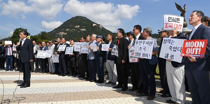 사회정의를 바라는 전국교수모임(정교모) 회원들이 19일 오전 서울 청와대 분수대 앞에서 '조국 법무부 장관 교체를 요구하는 기자회견'을 하고 있다.배우한 기자