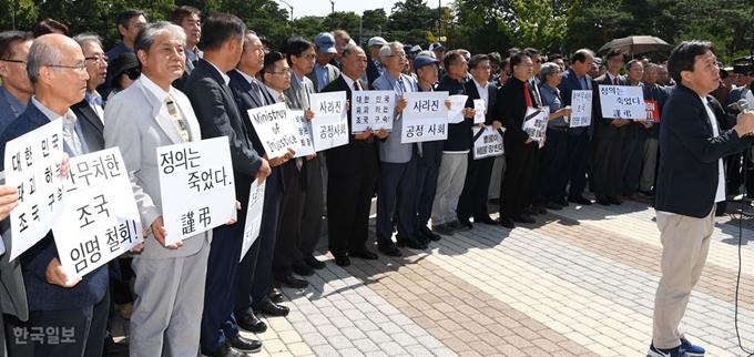 사회정의를 바라는 전국교수모임(정교모) 회원들이 19일 오전 서울 청와대 분수대 앞에서 '조국 법무부 장관 교체를 요구하는 기자회견'을 하고 있다.배우한 기자