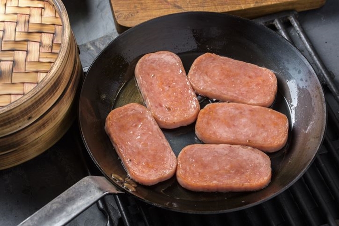 스팸을 구우면 맛과 질감이 더욱 풍부해진다. 게티이미지뱅크