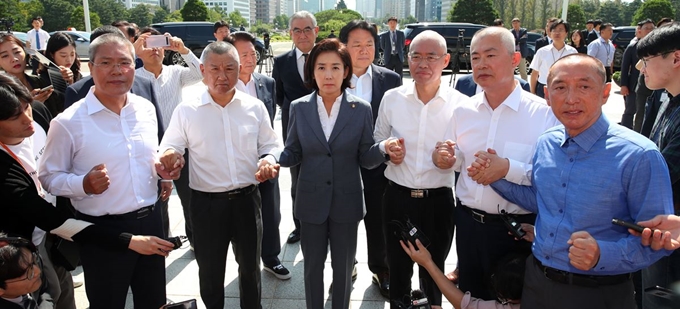 나경원 자유한국당 원내대표가 19일 조국 법무부 장관 사퇴를 촉구하며 삭발식을 마친 송석준 장석춘 최교일 이만희 김석기 의원을 격려하고 있다. 연합뉴스