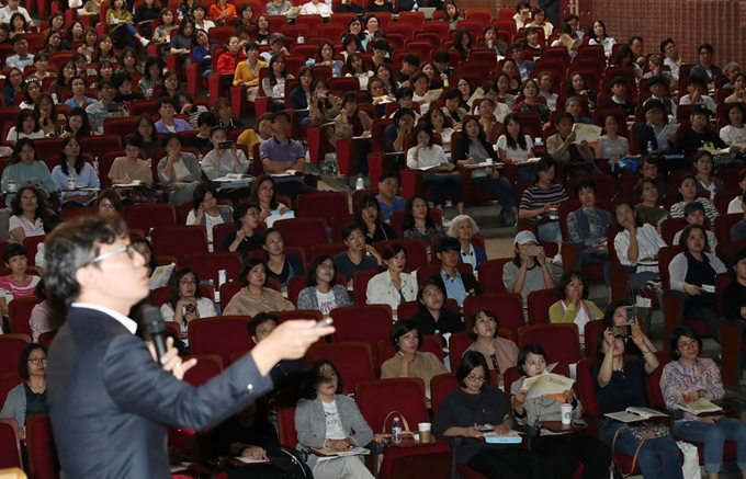 20일 오후 서울 종로구 동성고에서 열린 서울자율형사립고 공동 입학설명회를 찾은 학부모들이 자사고 관계자의 설명을 듣고 있다. 연합뉴스