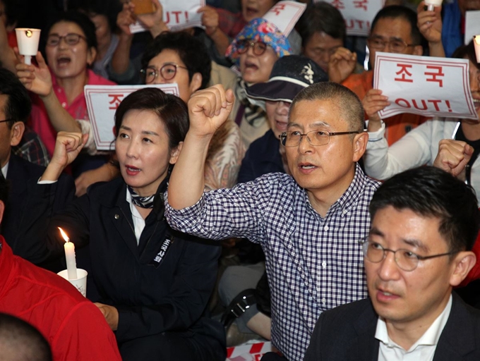 황교안(오른쪽) 자유한국당 대표와 나경원 원내대표가 20일 오후 부산 부산진구 서면 거리에서 한국당과 바른미래당 부산시당이 함께 개최한 '조국 파면 부산시민연대 촛불집회'에 참석해 구호를 외치고 있다. 연합뉴스