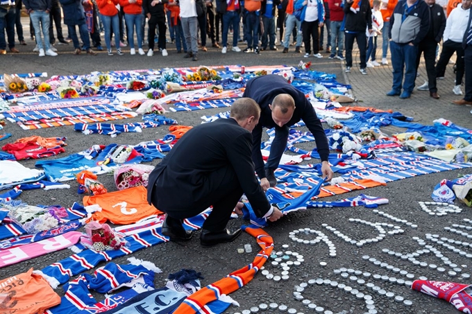 영국 글래스고에서 29일(현지시간) 유럽축구연맹 (UEFA) 유로파리그 레인저스(글래스고)와 페예노르트(네덜란드)의 경기를 앞두고 전 레인저스 선수인 그레고리 비그날과 토마스 부펠이 척수성 근위축증으로 투병 중 사망한 페르난도 릭센 선수를 추모하며 유니폼을 놓고 있다. EPA 연합뉴스