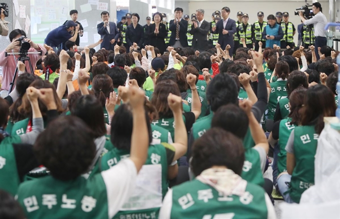 19일 오전 경북 김천시 한국도로공사 본사에서 직접 고용을 촉구하며 11일째 본사 점거 농성 중인 톨게이트 요금 수납원 250여명이 이날 현장을 찾은 정의당 심상정 대표 일행과 함께 직접고용을 촉구하는 구호를 외치고 있다. 김천=연합뉴스