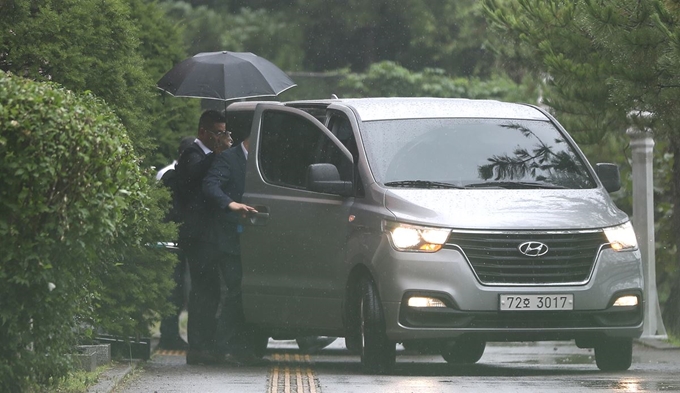 검찰 관계자가 27일 오후 경남 창원시 진해구 웅동중학교 압수수색을 마친 후 차량으로 향하고 있다. 이 중학교는 조국 법무부 장관 후보자 집안이 소유한 학교법인 웅동학원 소유의 사립중학교다. 창원=연합뉴스