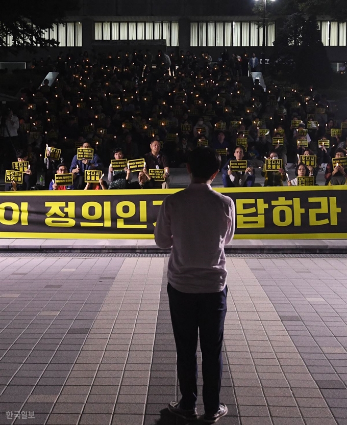 서울대 재학생과 졸업생, 주민 등이 지난 19일 오후 서울대 관악캠퍼스 학생회관 앞에서 조국 법무부 장관 사퇴를 촉구하는 촛불집회를 하고 있다. 서재훈 기자