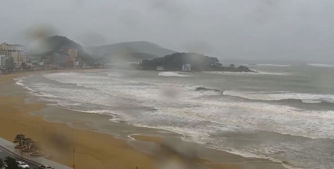 17호 태풍 타파가 부산에 가까워 지면서 22일 부산 송정 해수욕장에 거센 파도가 일고 있다. 유튜브 영상 캡처