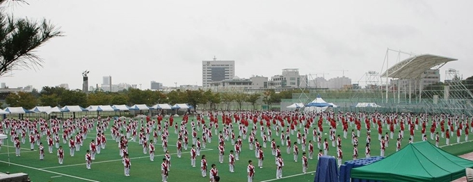 GCS글로벌평화봉사단원 1,000명이 태권도 합동 시범을 선보이고 있다. 세계태권도연맹 제공