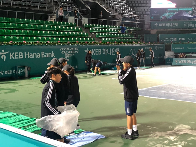 [저작권 한국일보]WTA 투어 코리아오픈 단식 결승전이 열릴 예정인 22일 서울 송파구 올림픽공원 테니스 경기장. 볼보이와 볼걸들이 경기장의 물기를 제거하고 있다. 이승엽 기자