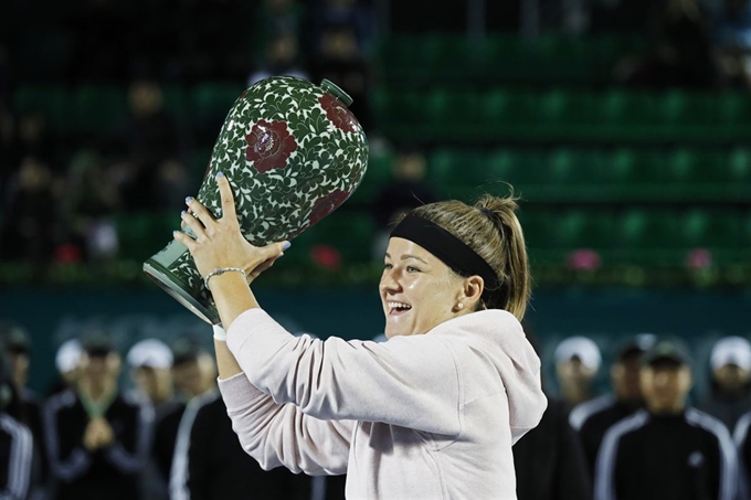 카롤리나 무호바가 22일 서울 송파구 올림픽공원 테니스경기장에서 열린 WTA 투어 KEB하나은행 코리아오픈 단식 우승을 차지한 뒤 트로피를 들어 올리고 있다. EPA 연합뉴스