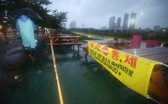 '타파'가 북상하고 있는 22일 오후 침수 우려로 울산 태화강 국가정원 출입이 통제되고 있다. 연합뉴스