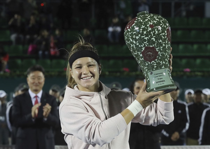 카롤리나 무호바가 22일 서울 송파구 올림픽공원 테니스경기장에서 열린 WTA 투어 KEB하나은행 코리아오픈 단식 우승을 차지한 뒤 트로피를 들어 올리고 있다. AP 연합뉴스