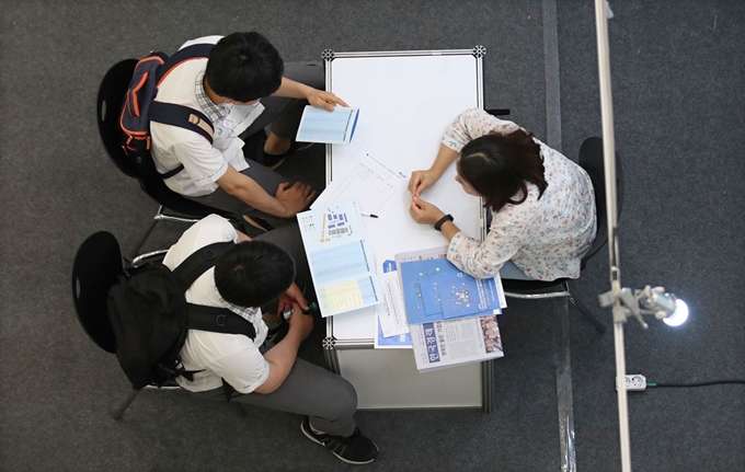 지난 6월 서울 중구 동대문디자인플라자에서 열린 2019 우수기술연구센터(ATC) 사업 성과교류회 및 마이스터고ㆍ특성화고 채용박람회에서 학생들이 모의 면접을 보고 있다. 연합뉴스