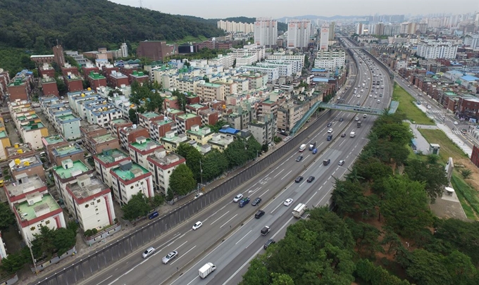 1968년 12월 개통된 국가 대동맥 역할을 해 왔던 경인고속도로가 역사속으로 사라지고 도로일반화사업이 올 6월 착수했다. 우리나라 최초의 고속도로인 경인고속도로는 인천 중구 인하대병원에서 시작해 신월IC까지 총 22.1㎞다. 인천시는 2025년 사업이 종료되면 구도심과 신도시의 교통체증을 해소하고 지역발전 활성화에 기여할 것으로 전망했다. 인천시 제공