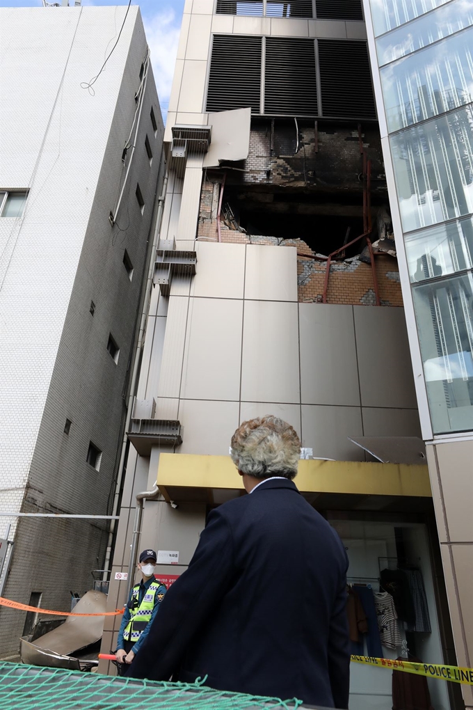 23일 오전 서울 중구 제일평화시장에서 전날 발생한 화재의 흔적이 보인다.전날 0시39분 제일평화시장에서 발생한 화재는 인명피해 없이 16시간여 만에 진화됐으며 경찰과 소방은 오는 24일 합동감식을 벌일 예정이다. 뉴스1