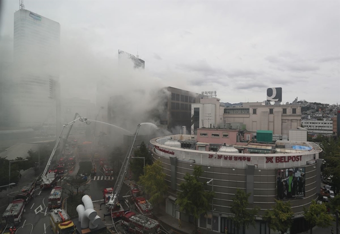 22일 오전 서울 중구 제일평화시장에서 화재가 발생해 소방대원들이 진화작업을 하고 있다. 연합뉴스