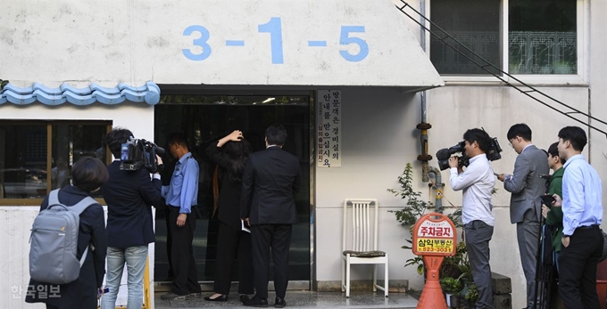 검찰이 조국 법무부 장관의 자택을 압수수색한 23일 오전 수사 관계자로 추정되는 인물 둘이 조 장관 자택으로 들어가고 있다. 이한호 기자