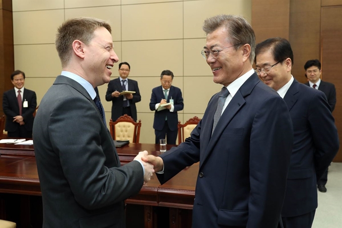 매슈 포틴저 미국 백악관 국가안보회의(NSC) 아시아 담당 선임 보좌관이 2017년 5월 청와대 여민관을 찾아 문재인 대통령과 악수하고 있다. 청와대 제공