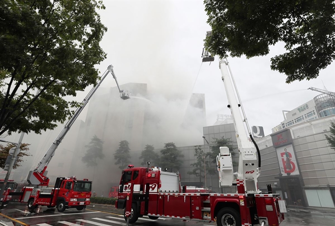 22일 오전 서울 중구 제일평화시장에서 화재가 발생해 소방대원들이 진화 작업을 하고 있다. 연합뉴스