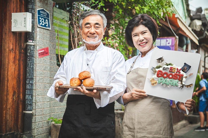 SK텔레콤 모델들이 멤버십 포인트로 소상공인들의 매장에서 할인을 받을 수 있는 '열린멤버십' 서비스를 소개하고 있다. SK텔레콤 제공