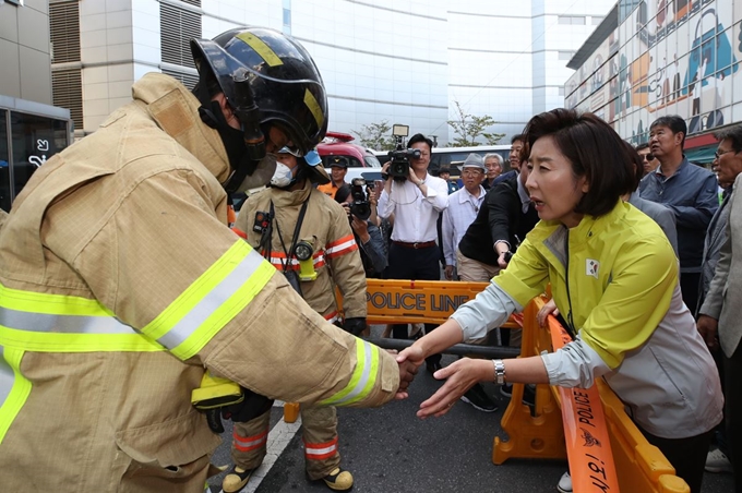 나경원 자유한국당 원내대표가 23일 오후 서울 중구 제일평화시장 화재 현장을 방문해 소방관들을 격려하고 있다. 연합뉴스