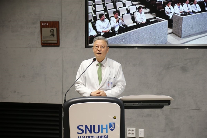 김연수 서울대병원 병원장이 23딜 열린 기자회견에서 병원발전 계획을 설명하고 있다. 서울대병원 제공