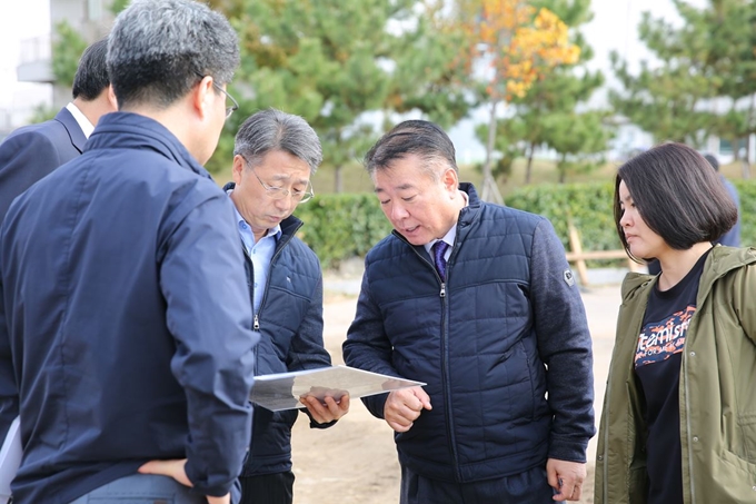 박인서(오른쪽 두번째) 사장이 인천 서구 오류동에 있는 검단일반산업단지를 방문해 직원으로부터 현장상황을 보고 받고 세부사안에 대해 의견을 나누고 있다. 인천도시공사 제공