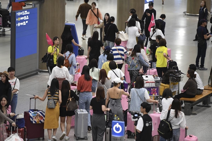 [저작권 한국일보]23일 오후 인천국제공항 제1여객터미널 입국장이 중국인 단체 관광객들로 북적이고 있다. 박형기 인턴기자