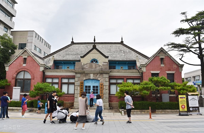 옛 군산세관 건물 앞에서 여행객들이 기념사진을 찍고 있다. 현재는 호남관세박물관이다. 군산=최흥수 기자